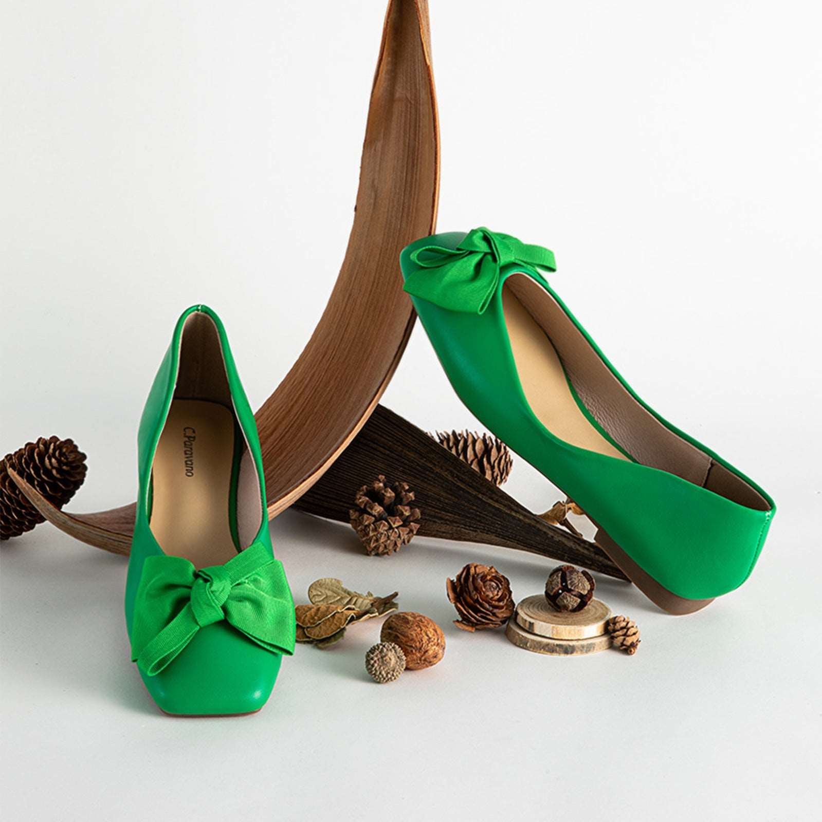  Infuse vibrancy into your wardrobe with these green square-toe flats, complete with a delightful bowknot accent and crafted from soft leather for a fresh and fashionable appearance.